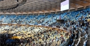 Украинцы кричат за Укарину на стадионе. Фото с сайта НСК "Олимпийский"