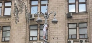 В киевской фан-зоне болельщики смотрят футбол с будок грузовиков