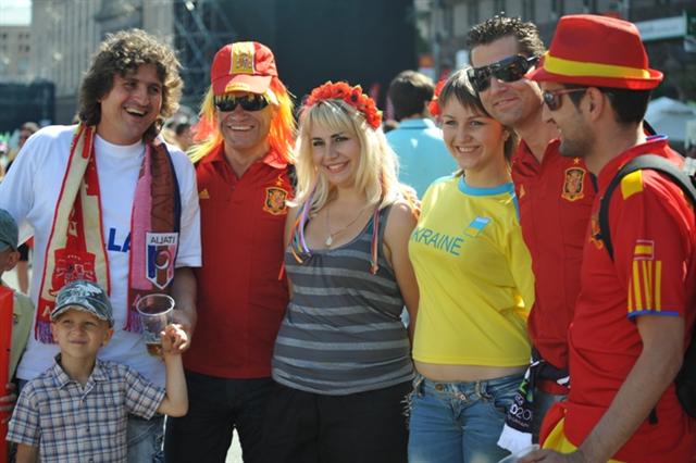 Наши болельщицы фотографировались с испанцами, и они выиграли! Фото ИЦ "Украина-2012"