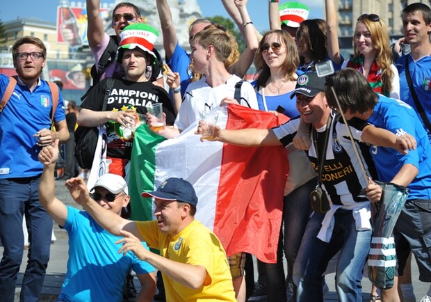 Новость - События - Итальянцы и испанцы перед финалом: парики, флаги и поцелуи. Фоторепортаж