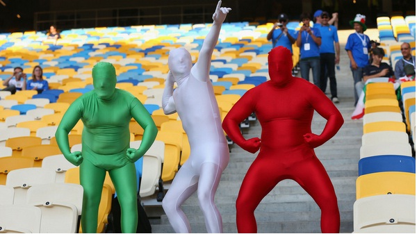 Новость - События - Фотофакт: итальнцы в костюмах своего триколора танцуют на "Олимпийском"