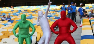 Фотофакт: итальнцы в костюмах своего триколора танцуют на 