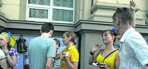 Как дети зарабатывали на Евро: мальчики продавали флажки, девочки разрисовывали лица