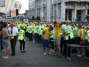 Фанов тщательно обыскивали перед финальным матчем. Фото Антона Лущика
