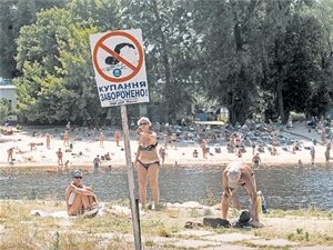 Кишечную палочку и другие опасные бактерии обнаружили на четырех официальных пляжах Киева. Но люди все равно ныряют и загорают здесь. Фото Антона Лущика 