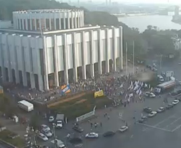 Около Украинского дома продолжается митинг. Скриншот с видео веб-камеры гостиницы "Днипро"