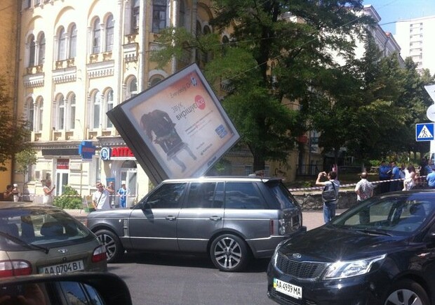 Новость - События - Фотофакт: в Киеве на машину упал рекламный щит