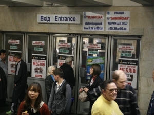 Информационные таблички в метро и на улицах решили оставить. Фото Антона Лущика