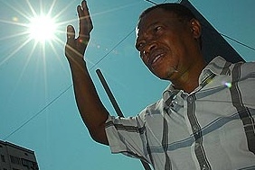 Южноафриканец Себеле Мокока знает, как защититься от палящего солнца. Фото Олега Терещенко