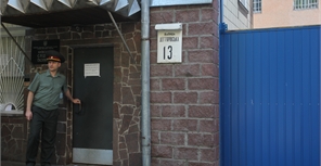 Для вентиляции воздуха в камерах Лукьяновского СИЗО открывают двери. Фото Максима Люкова 