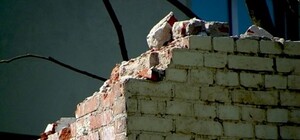 В Луганске наконец-то решили убрать притон возле школы