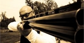 Мужчина подстрелил хулигана, который справлял нужду ему на забор