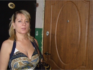 Ирина у двери квартиры своего отца. Фото kp.ua