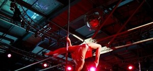 В Одессе полуголые красотки соревновались в мастерстве у шеста