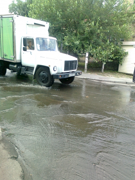 Новость - События - ЧП в Соломенском районе: к вокзалу стремительно приближается река из нечистот