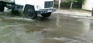 ЧП в Соломенском районе: к вокзалу стремительно приближается река из нечистот