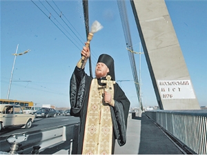 Московский мост освятили, но аварий меньше не стало. Фото с сайта kp.ua