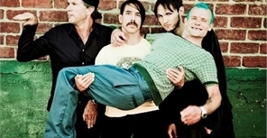 Red Hot Chili Peppers уже выступают на НСК! Фото с официального сайта группы
