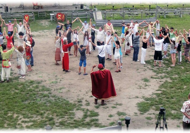 На празднике организуют флеш-моб. Фото парка "Киевская Русь"
