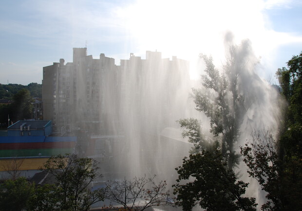 Новость - События - Фотофакт: в центре Киева возле детской площадки из-под земли забил восьмиэтажный фонтан