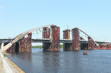 Арки Подольского моста поднимут уже в октябре. Фото С. Галай, "Сегодня"