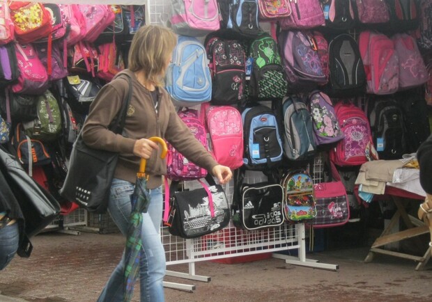 В столице уже можно купить на ярмарках рюкзаки, канцелярию и школьную одежду. Фото автора