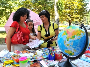 В столичных районах открываются ярмарки для школьников. Фото Константина Буновского