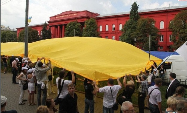 Новость - События - В столице развернули самый большой флаг страны