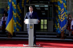 Виктор Янукович поздравил детей, родителей и педагогов. Фото пресс-службы Президента Украины