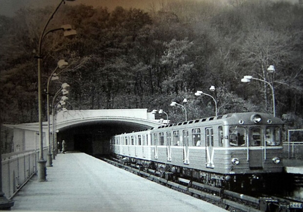 Новость - Транспорт и инфраструктура - Исторические моменты старого метро: строительство платформ, и первые поезда