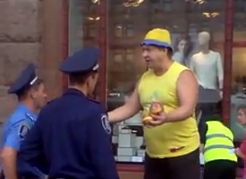 Новость - События - Как уличный клоун в центре города "отшил" правоохранителей
