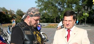 Байкер Кактус с компанией рассказали мэру Одессы о творчестве Шолохова