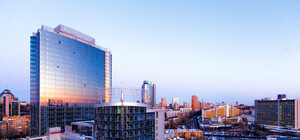 Киев стеклянный: современные дома и красочная подсветка