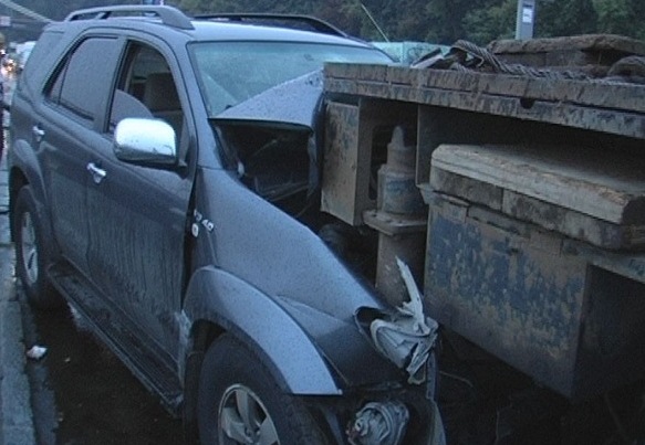 "Тойота" влетела под автокран. Фото с сайта magnolia-tv.com
