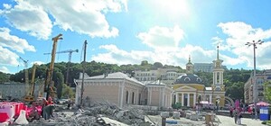 Реконструкция Почтовой в жизни киевлян: строители ходят в храм, а прохожие подсказывают, как снимать плитку