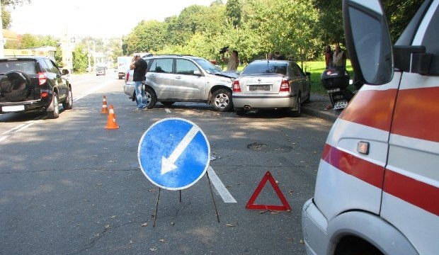 "Тойота" снесла с дороги "Шкоду", которая принадлежит Государственной службе охраны. Фото с сайта lb.ua