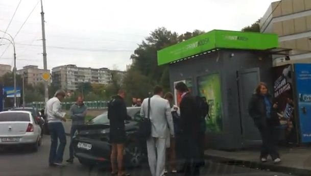ДТП случилось возле станции метро "Сырец". Скриншот с видео