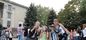 Луганчане собрались на радужный праздник надувать пузыри