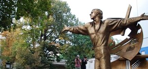 Памятник Высоцкому открылся в Одессе