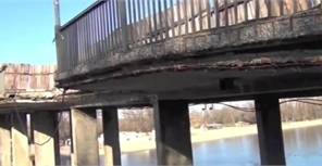Мост закрыли на реконструкцию еще весной. Скриншот с видео