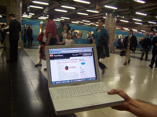 Большинство киевлян считает, что Интернет в метро необходим. Фото с сайта kp.ru
