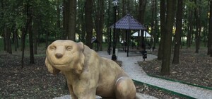 В Поляне сказок фигуры сказочных героев превратились в уродливых монстров