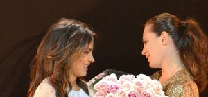 Во время концерта в Харькове Ани Лорак попросила зрителей искупать в аплодисментах свою куму Ирину Бережную