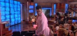 Максим Чмерковский оголился на публике и разрешил пощупать свой зад