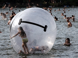 Зорбы - популярное развлечение этим летом.
Фото с сайта: http://kp.ua/