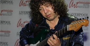 Донецкий гитарист-самоучка снова установил рекорд Украины