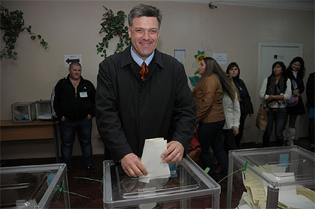 Олег Тягнибок успел проголосовать. Фото с сайта http://www.pravda.com.ua