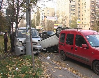 На Соломенке перевернулся автомобиль. Фото с сайта 