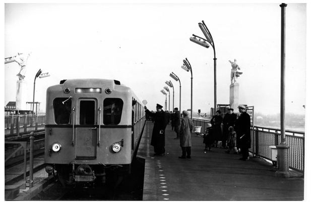 Один из первых поездов киевского метро. Осень 1960 года. Фото с сайта metro.kiev.ua
