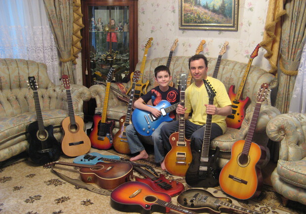 Виктор Павлик продает свои гитары. Фото пресс-службы артиста